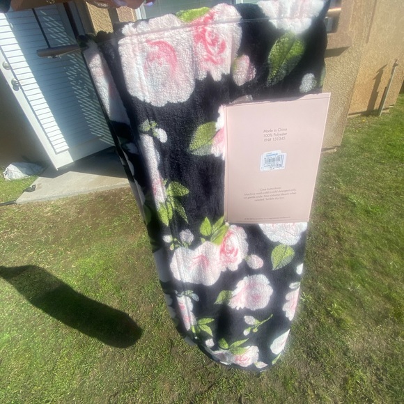 BCBG flower throw , NWT - Picture 7 of 11